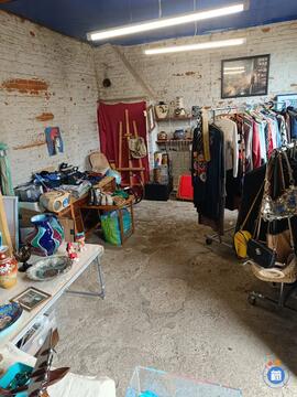Image Vide maison avec de belles choses pièces automobiles vintage et plein d'objets i (photo 1)