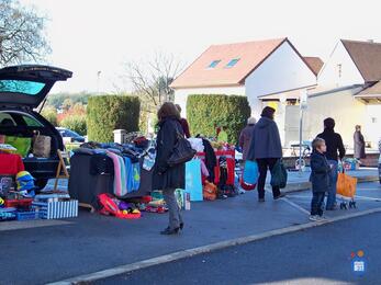 Image Puces aux jouets, puériculture (photo 1)