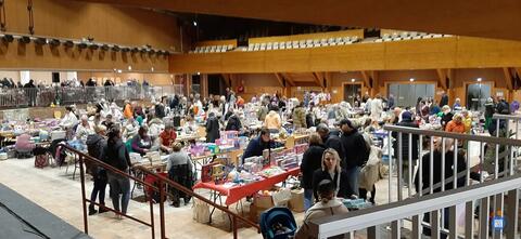 Image BOURSE AUX JOUETS LIVRES CD CD BIBELOTS DECORATIONS (photo 1)