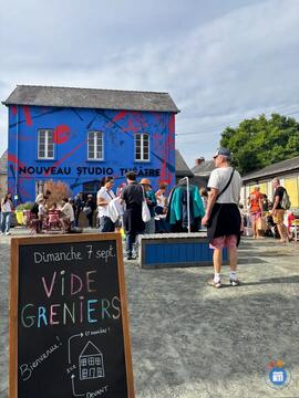 Image Vide grenier St-Félix dans la cour du Nouveau StudioThéâtre (photo 1)