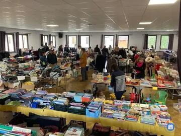 Image bourse jouets , livres, BD, vêtements adultes/enfants, puériculture, miniatures (photo 1)
