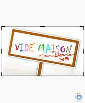 Image Vide maison meubles accessoires livres vins vêtements (photo 1)