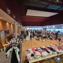Image Marché aux vêtements, jouets et articles de puériculture (photo 1)