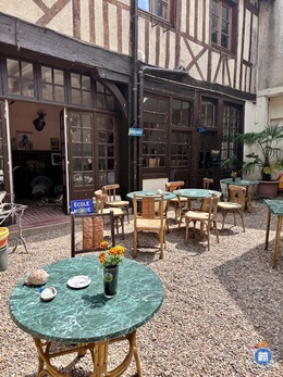 Image Brocante et friperie au bar hotel Chez Jacques Louis (photo 1)