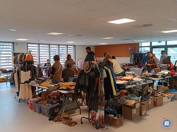 Image Vide-Dressing Adultes, Enfants, Accessoires et Jouets (photo 1)