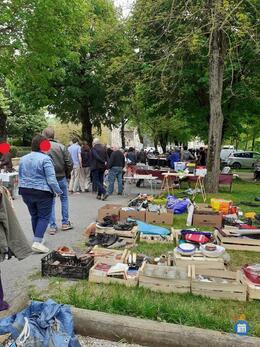 Image Vide grenier lors du marché de printemps (photo 1)