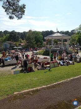Image vide-grenier de printemps du kiosque de la ville d'hiver (photo 1)