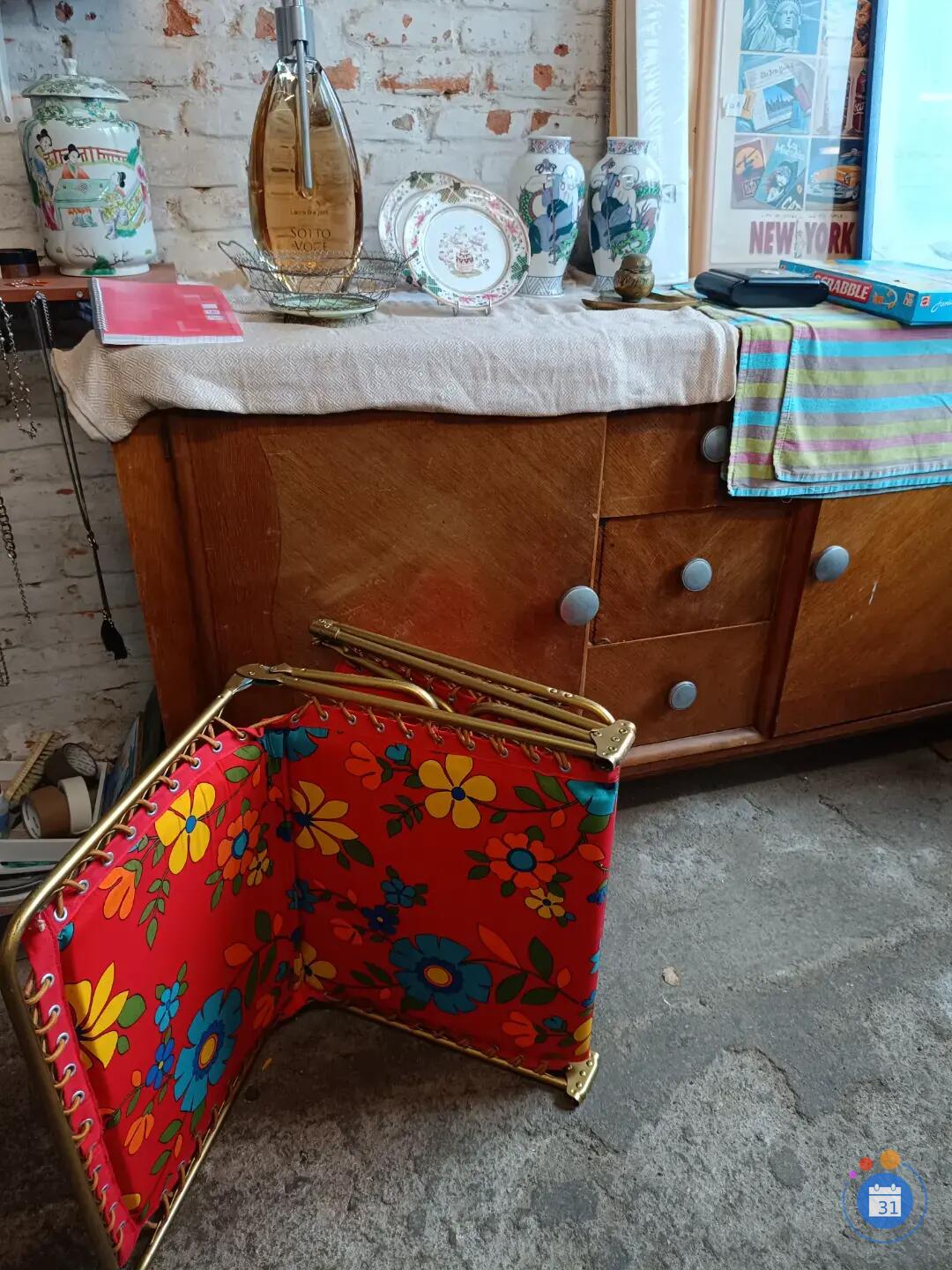 Image Vide maison avec de belles choses pièces automobiles vintage et plein d'objets i (photo 2)