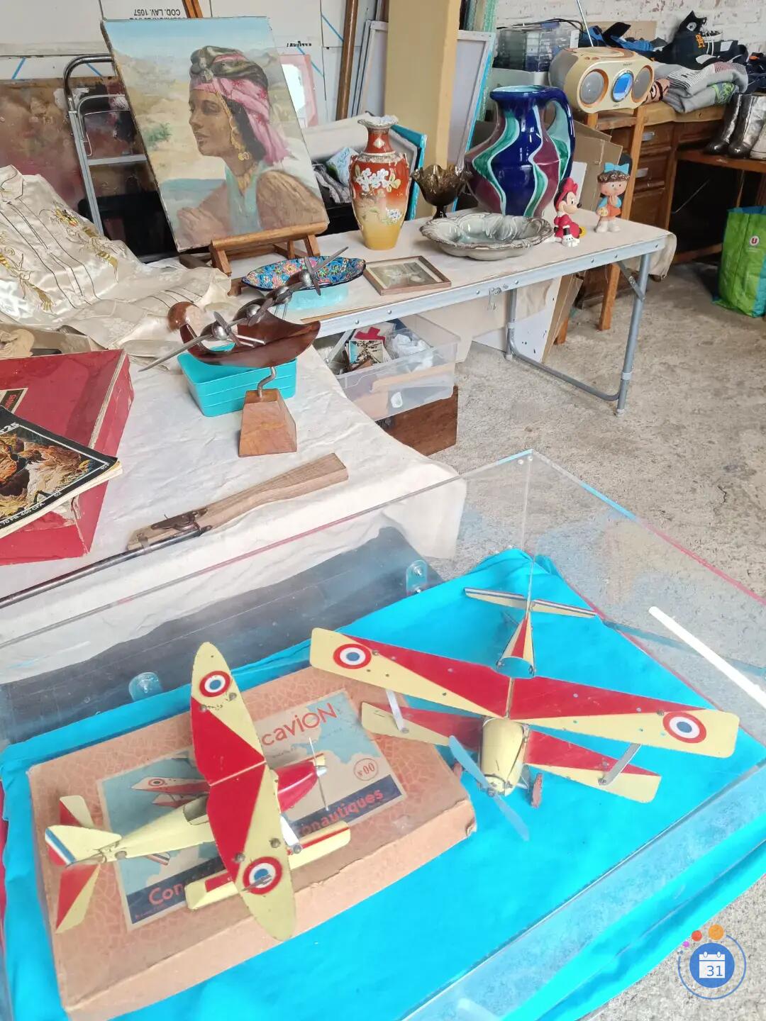 Image Vide maison avec de belles choses pièces automobiles vintage et plein d'objets i (photo 3)