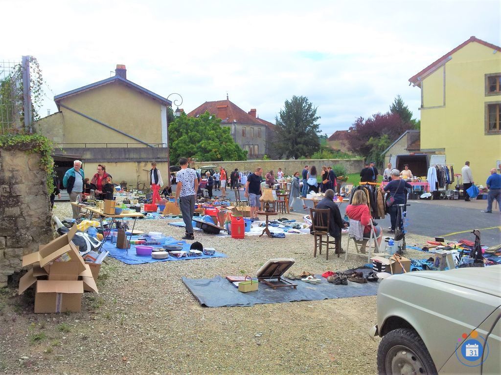 Image 9 ième vide grenier à Melay (photo 1)