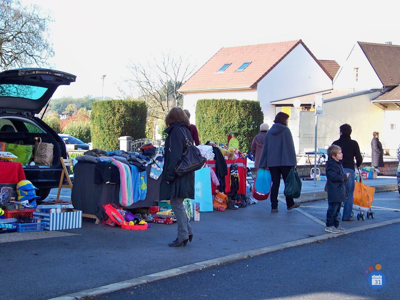 Image Puces aux jouets, puériculture (photo 1)