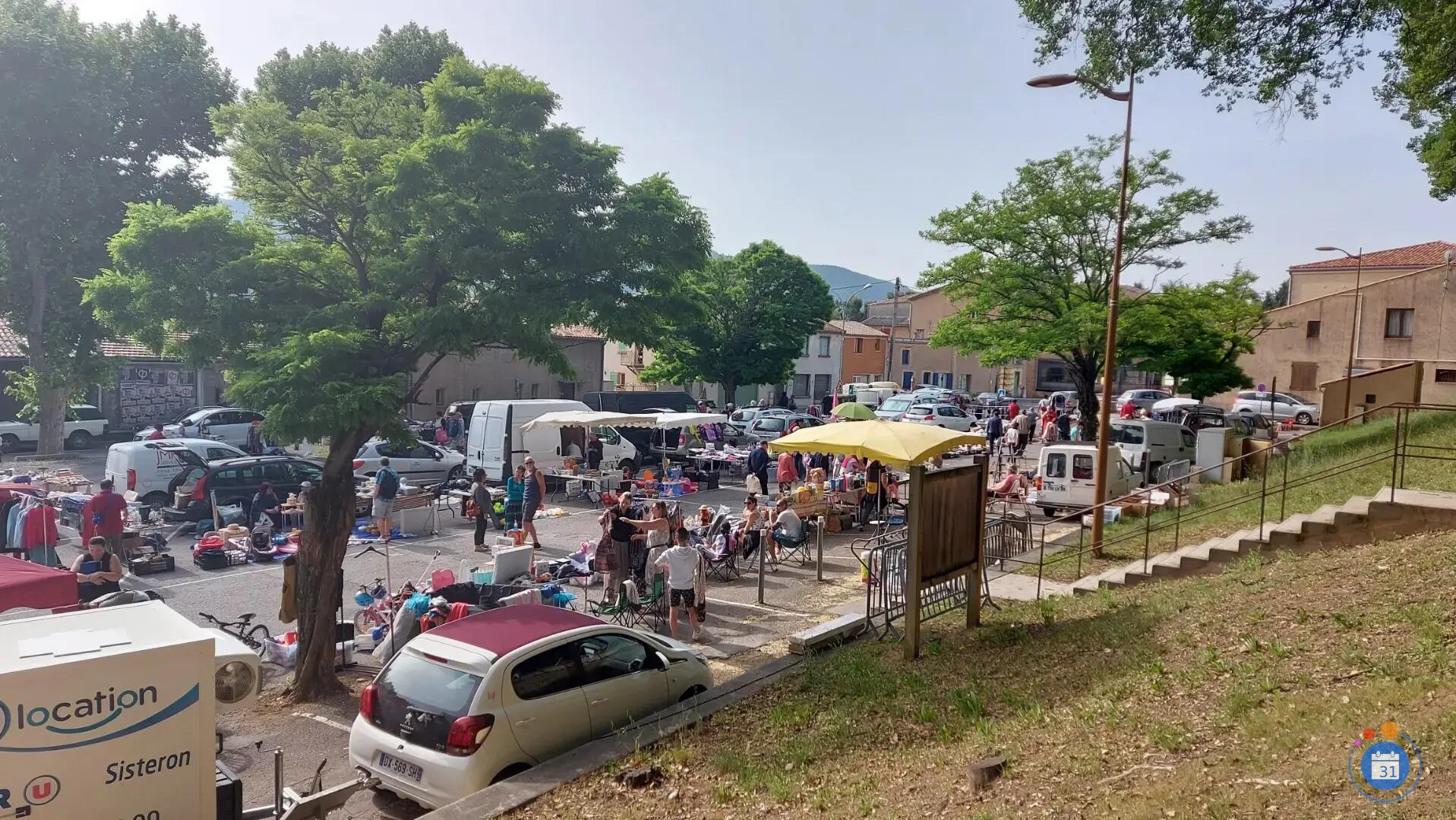 Image Très grande brocante vide grenier de la rentrée (photo 1)