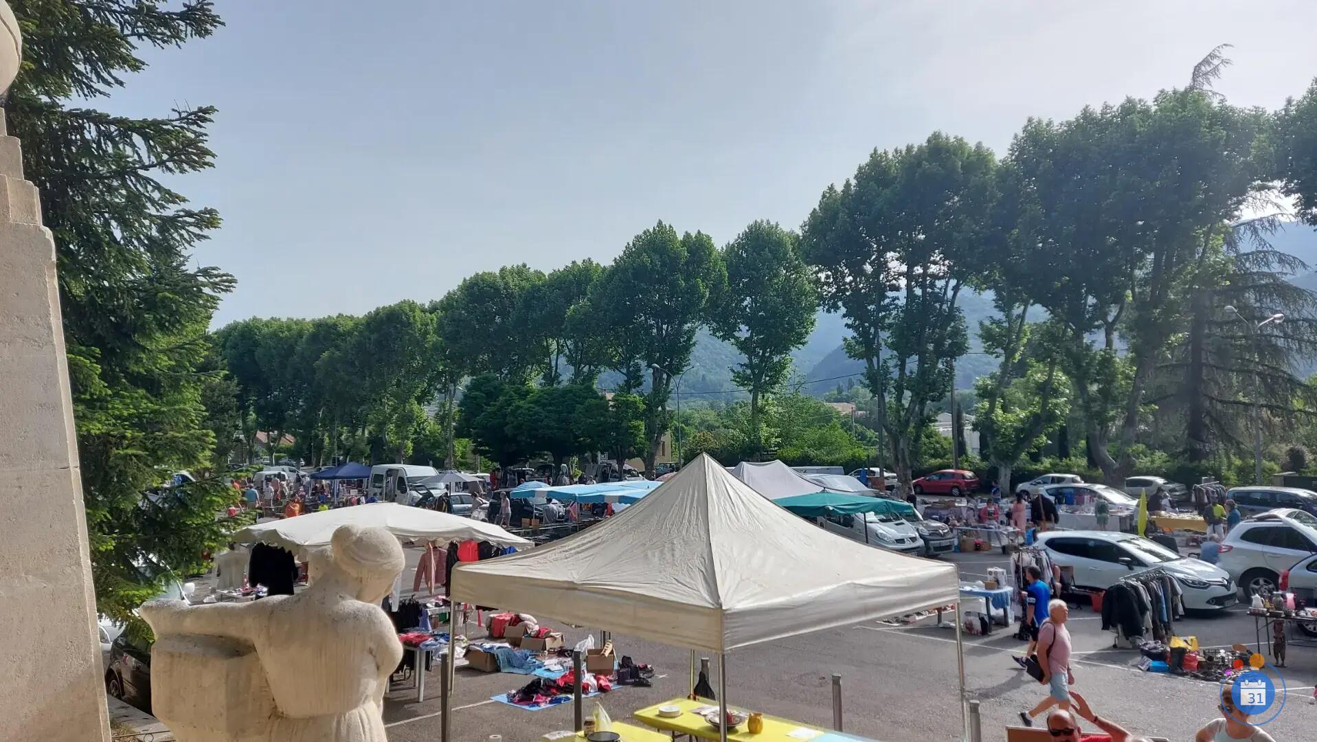 Image Très grande brocante vide grenier de la rentrée (photo 2)