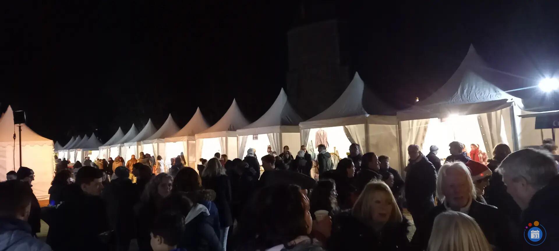 Image Marché de Noel dans la cour du Château de JOSSELIN (photo 1)