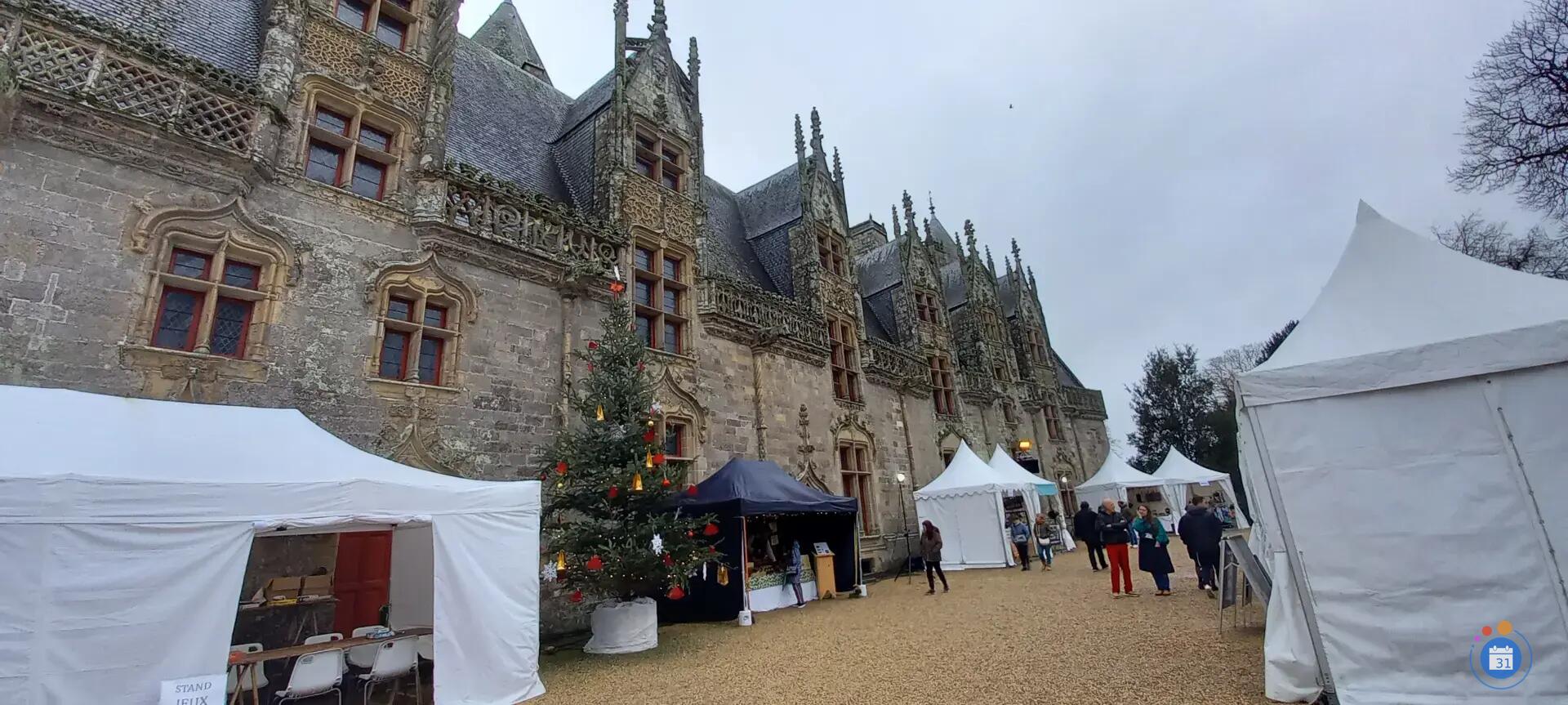 Image Marché de Noel dans la cour du Château de JOSSELIN (photo 2)