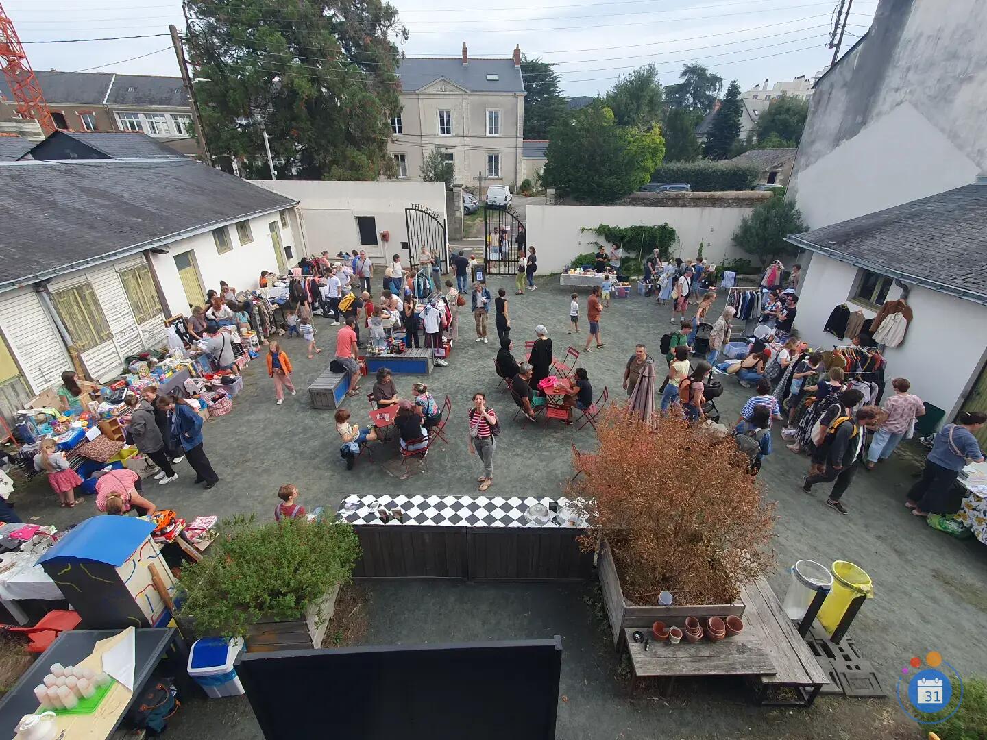 Image Vide grenier St-Félix dans la cour du Nouveau StudioThéâtre (photo 2)