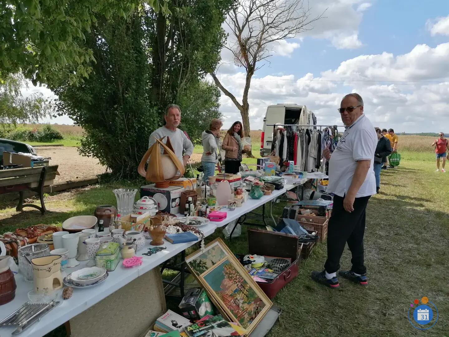 Image vide-greniers et marché des producteurs (photo 2)