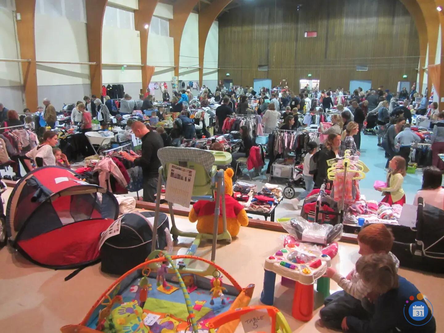 Image Braderie vêtements et jouets enfants (photo 1)