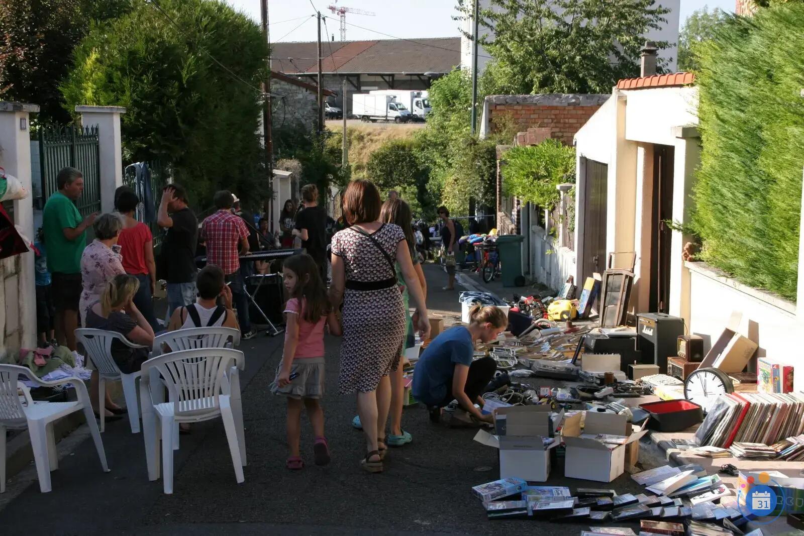 Image Vide grenier Clos Montholon Gare de Clamart (photo 1)