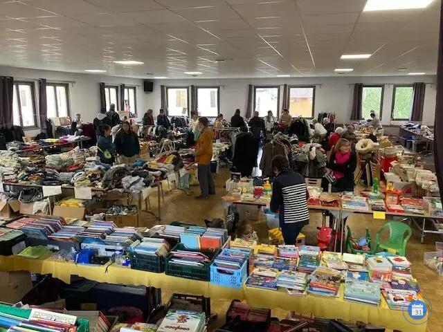 Image bourse jouets , livres, BD, vêtements adultes/enfants, puériculture, miniatures (photo 1)