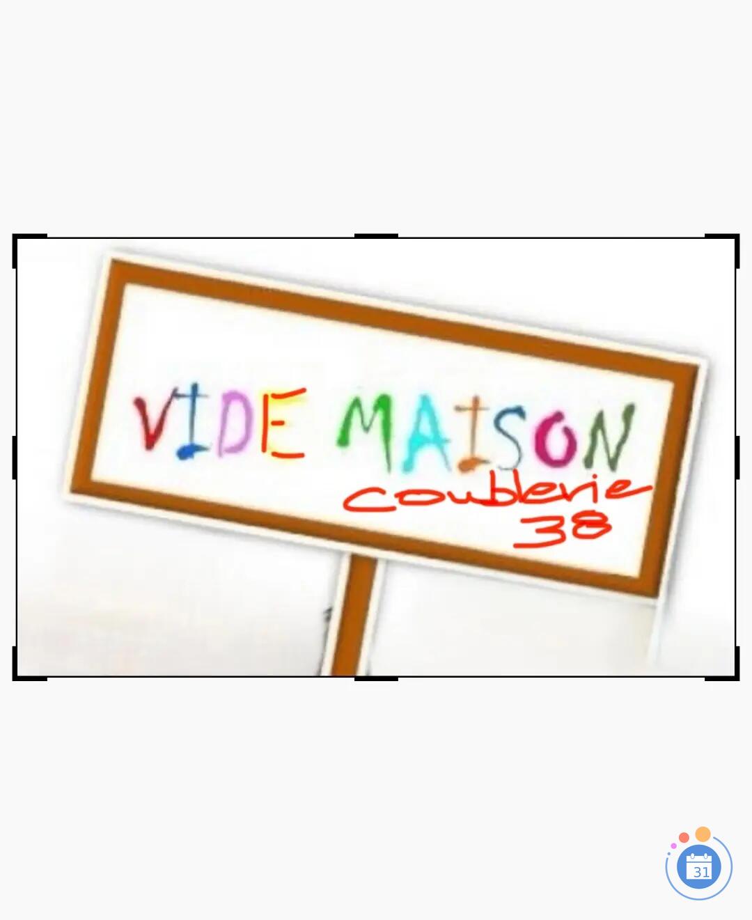 Image Vide maison meubles accessoires livres vins vêtements (photo 1)