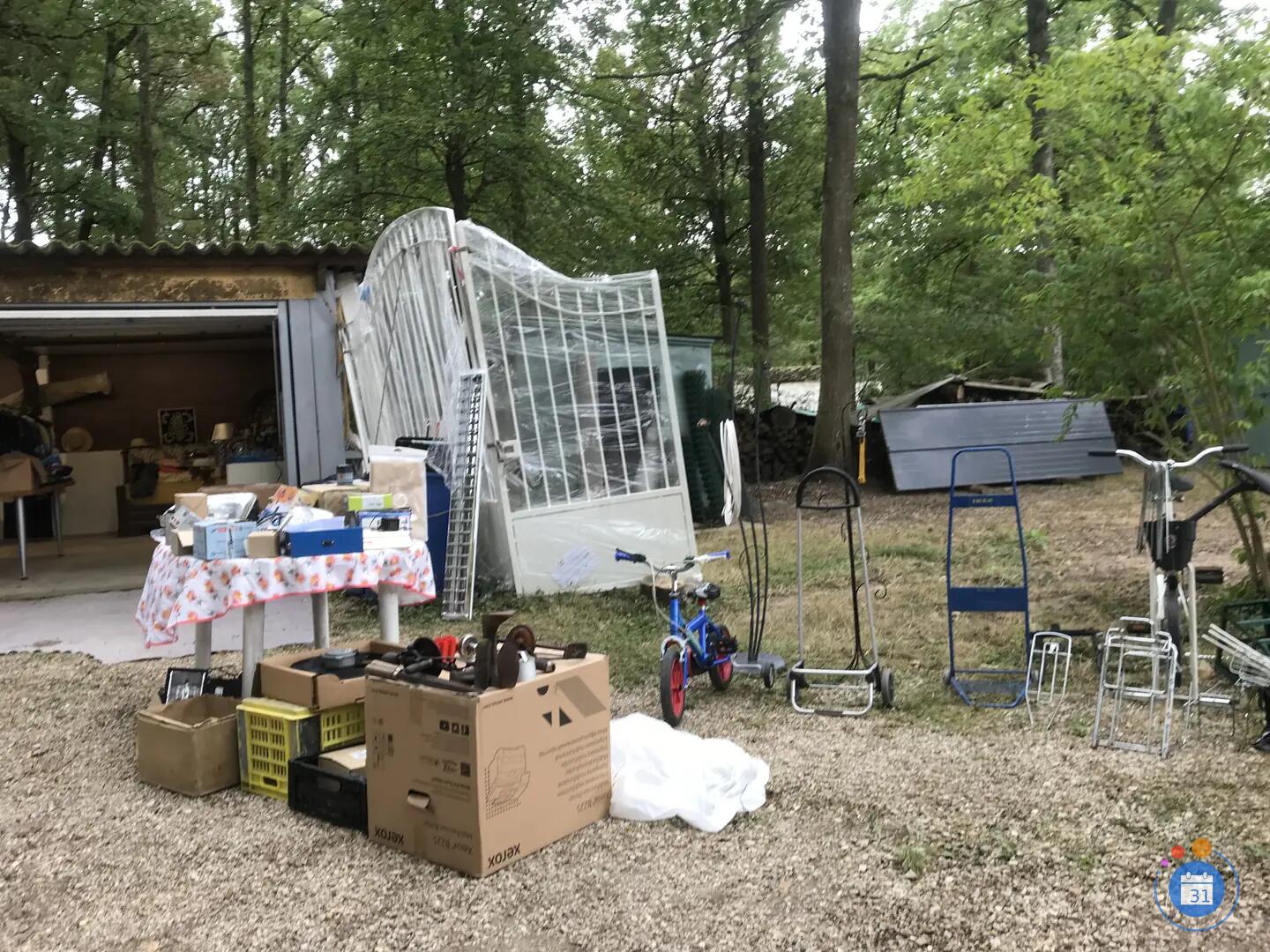 Image Vide maison (vêtements, vaisselle, jouets, livres, matériel de jardinage) (photo 2)