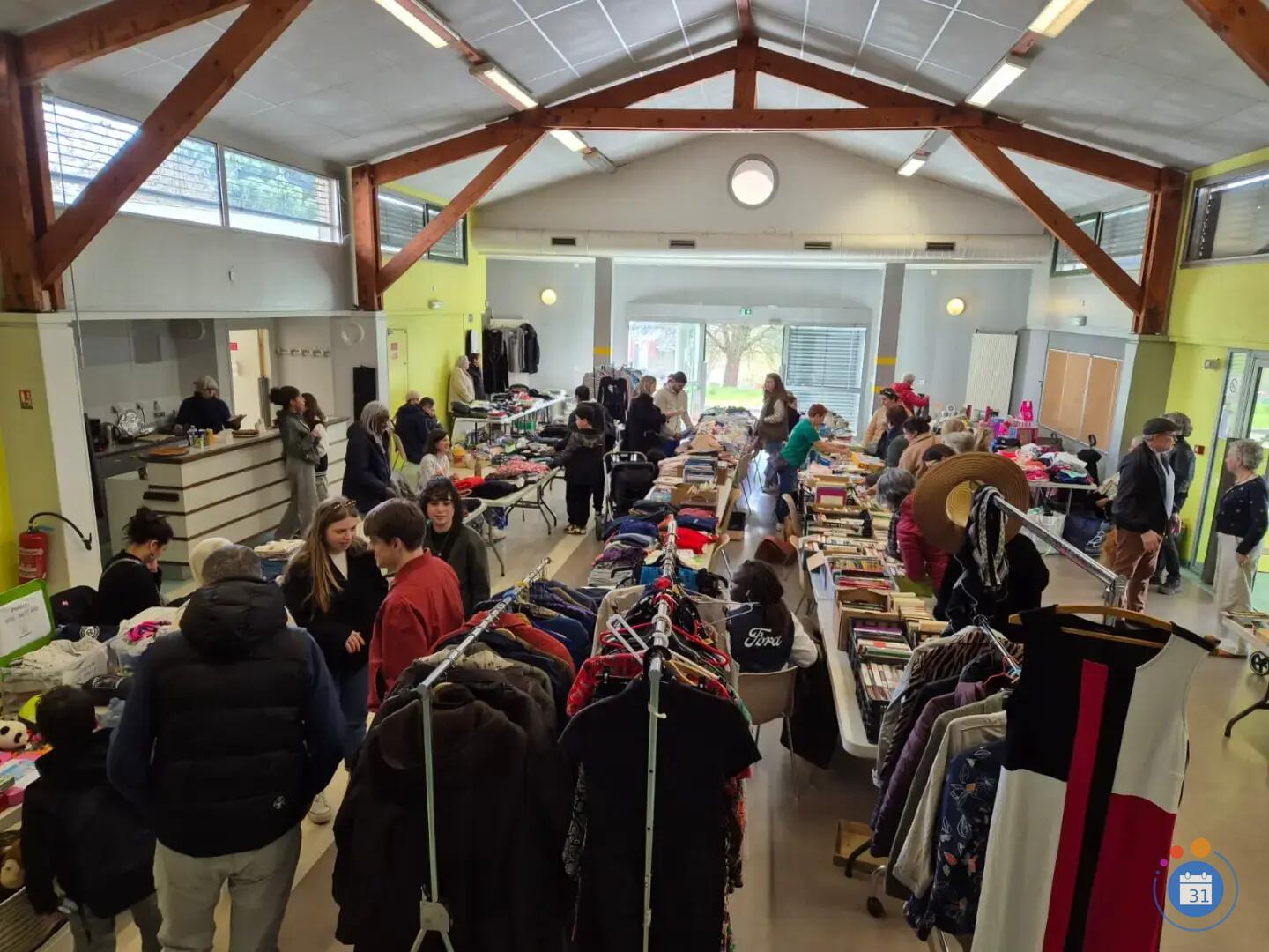 Image BOURSE VETEMENTS LIVRES JEUX BIBELOTS (photo 1)