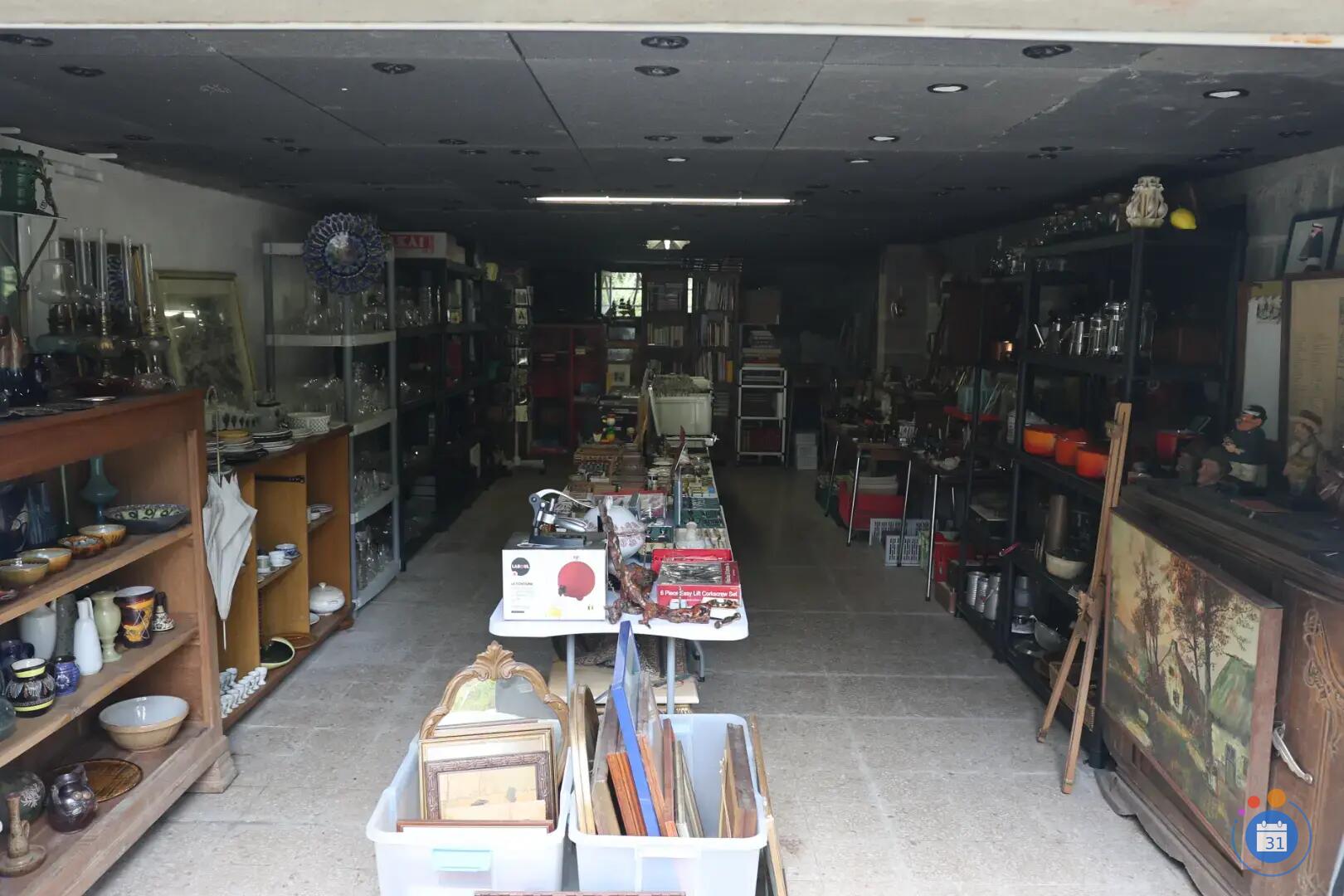 Image Vide-maison suite à un héritage – meubles, objets anciens, vinyles, vêtements… (photo 1)