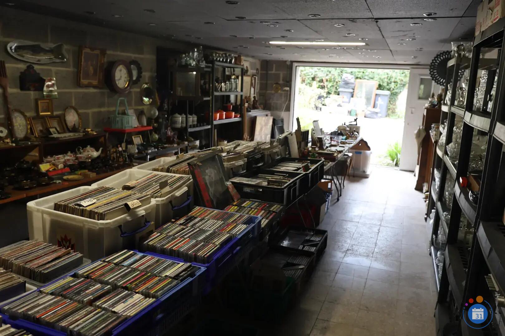 Image Vide-maison suite à un héritage – meubles, objets anciens, vinyles, vêtements… (photo 3)