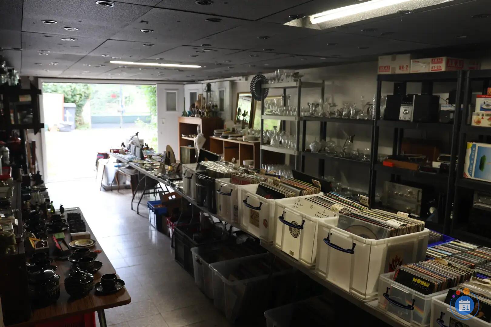 Image Vide-maison suite à un héritage – meubles, objets anciens, vinyles, vêtements… (photo 4)