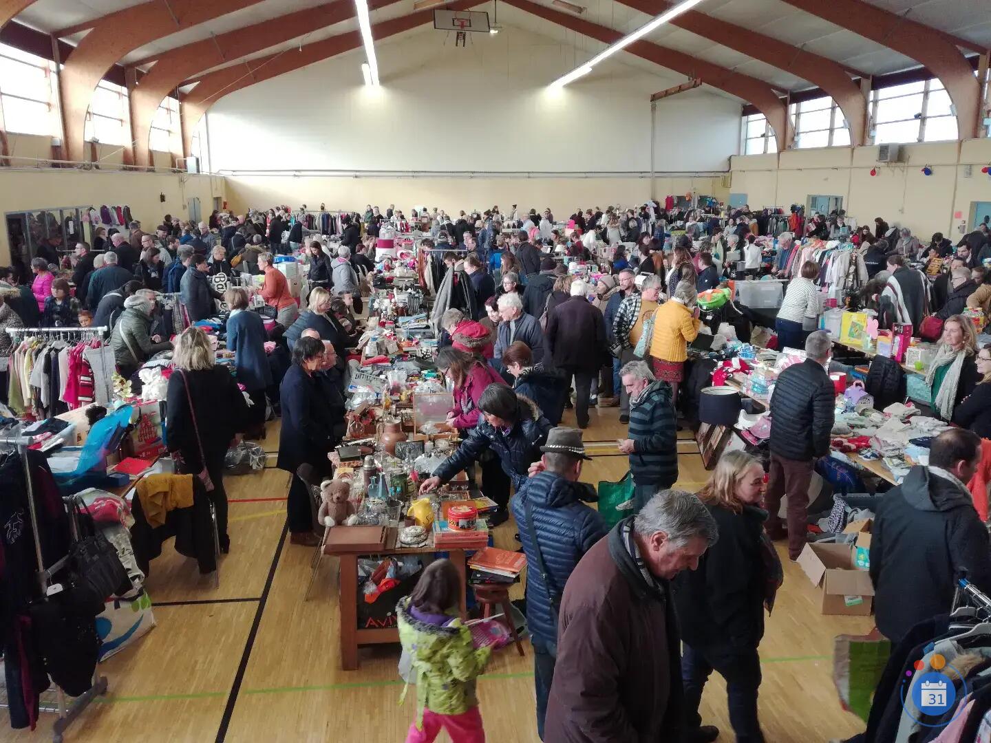 Image Vide grenier du Tennis club St Pierre /Port Brillet (photo 1)