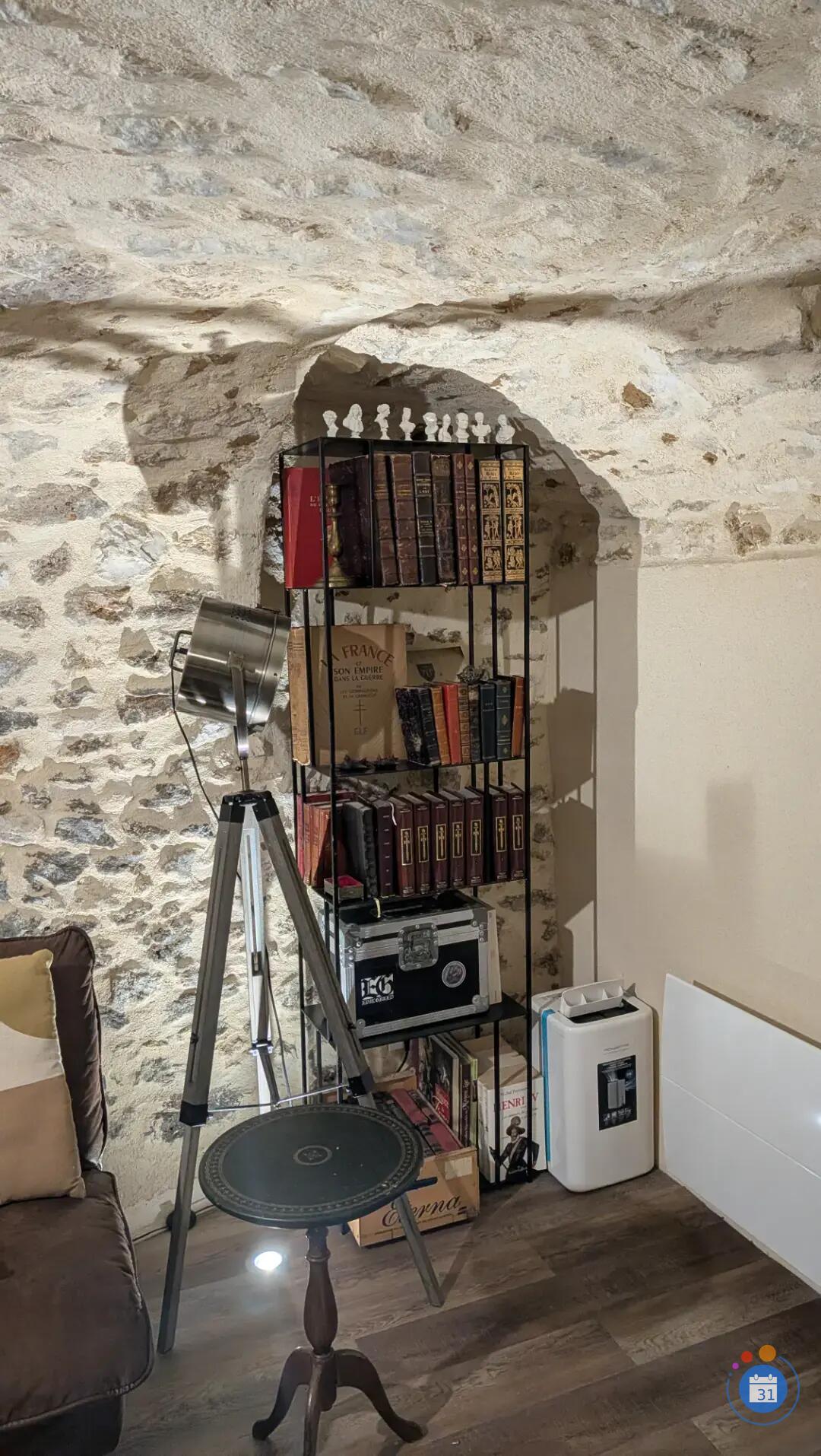 Image Vide maison, objet de décoration ancien, livres, meubles/canapé (photo 3)