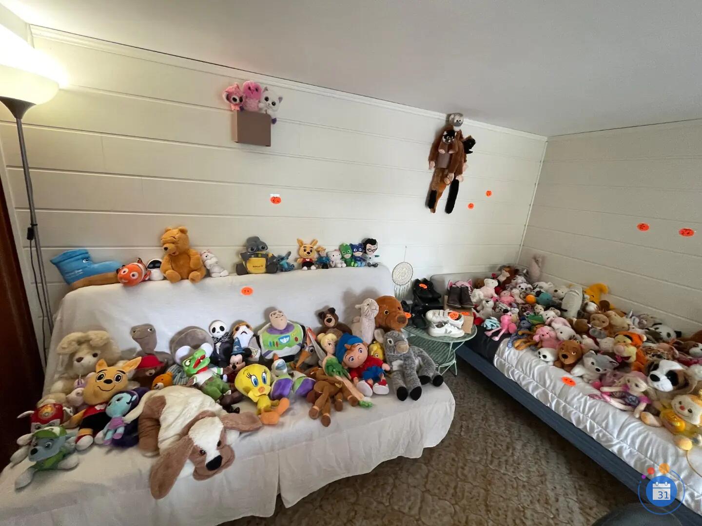 Image Jouets et dressing enfant montagne de peluches, déco et dons (photo 3)