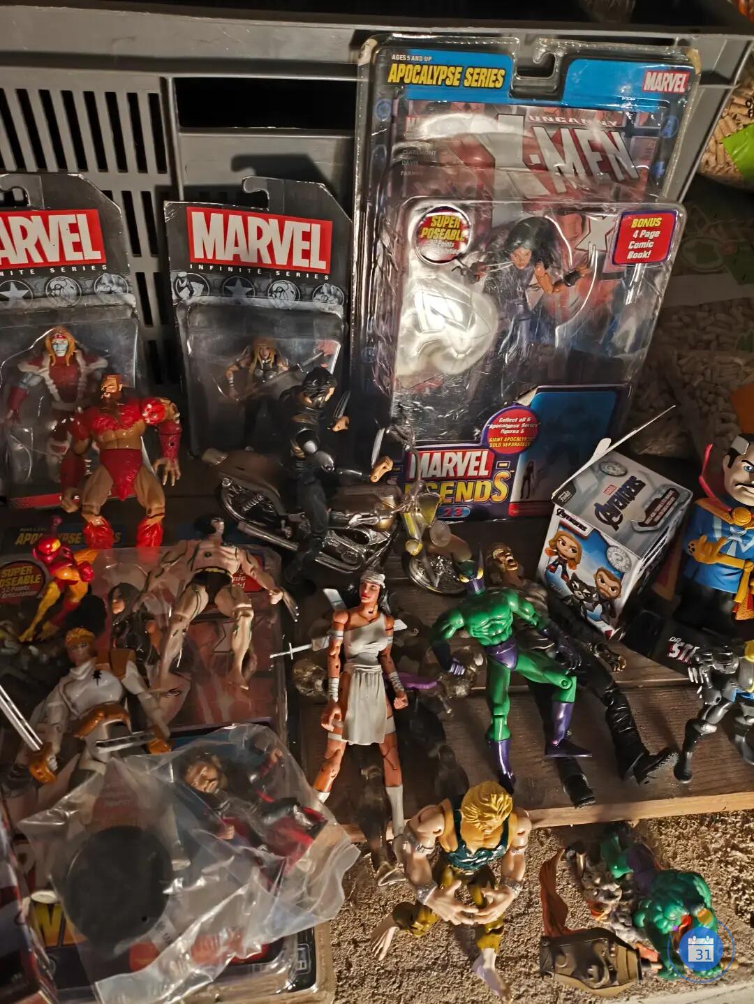 Image Vide maison. Figurines jouet meubles objets divers (photo 1)