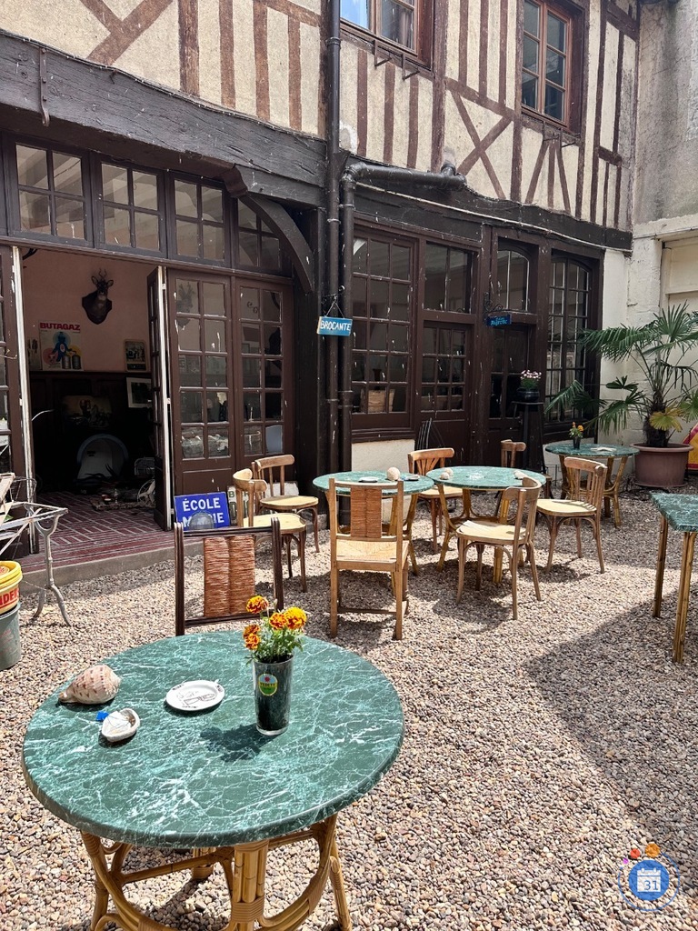 Image Brocante et friperie au bar hotel Chez Jacques Louis (photo 1)