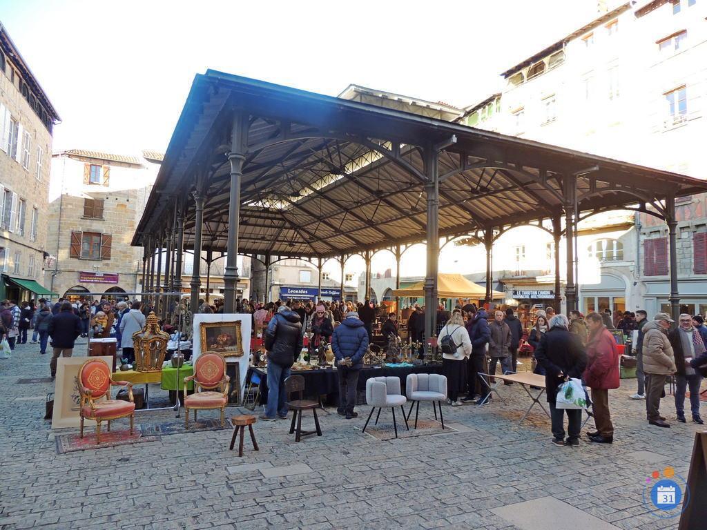 Image Belle brocante de Pâques sous la halle de Figeac (photo 1)
